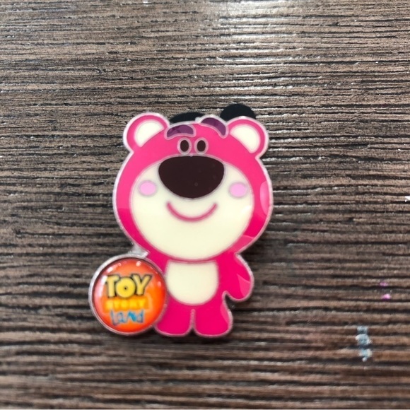 Disney Official Trading Pin: Toy Story Land: Lotso - Picture 1 of 2